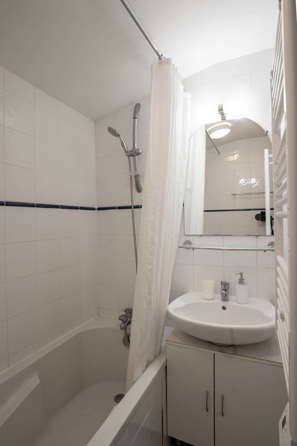 Salle de bains de la chambre Les Callonges à la closerie du chêne bleu Location de chambres d'hôtes près de bordeaux