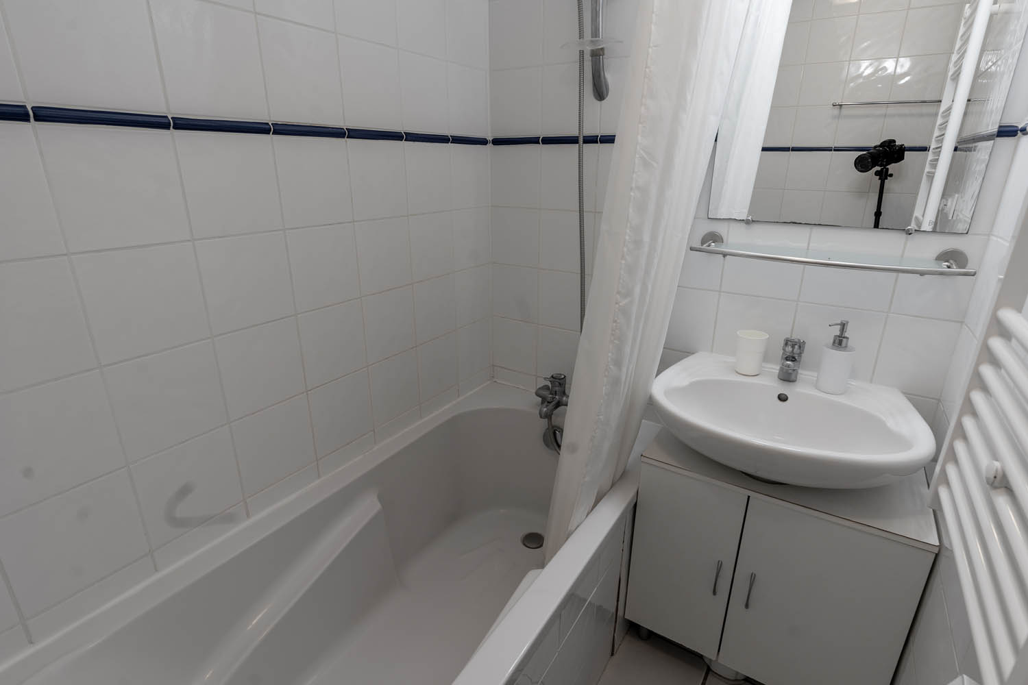 Salle de bains de la chambre Les Callonges à la closerie du chêne bleu Location de chambres d'hôtes près de bordeaux