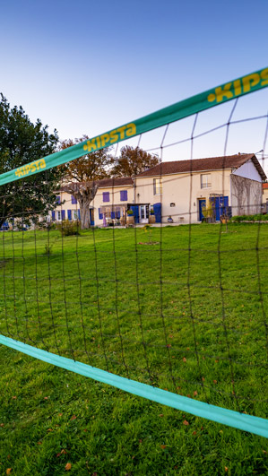 Filet de volleyball à La Closerie du Chêne Bleu, location de chambres d'hôtes près de Bordeaux