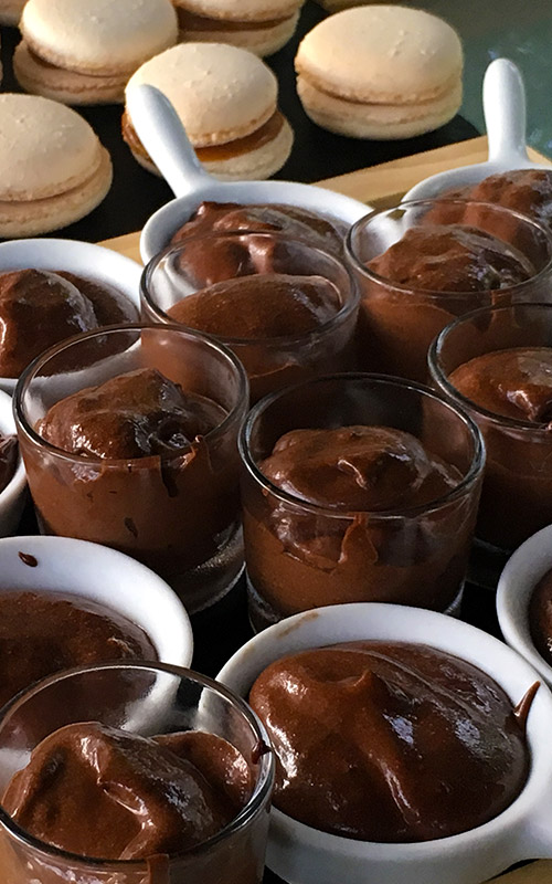 Mousses au chocolat et macarons à La Closerie du Chêne Bleu, location de chambres d'hôtes près de Bordeaux