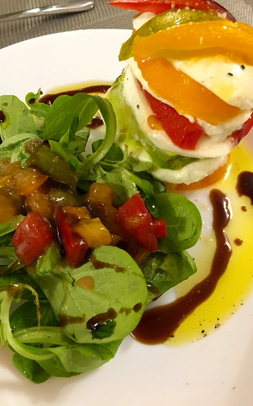 Entrée à la mozarella servie à La Closerie du Chêne Bleu, location de chambres d'hôtes près de Bordeaux