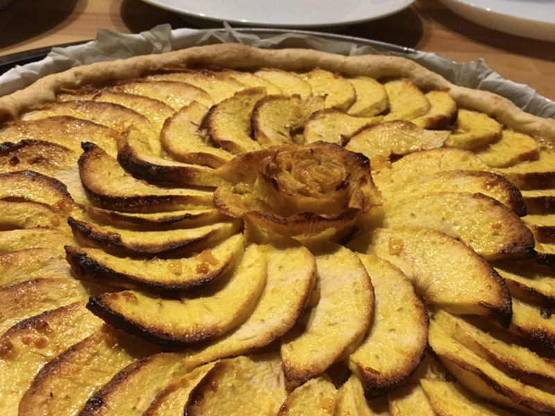 Tarte servie à La Closerie du Chêne Bleu, location de chambres d'hôtes près de Bordeaux